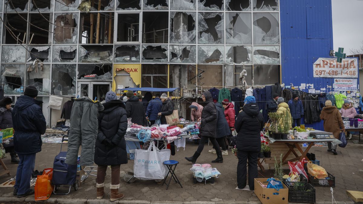 Targ w ostrzelanym Mariupolu