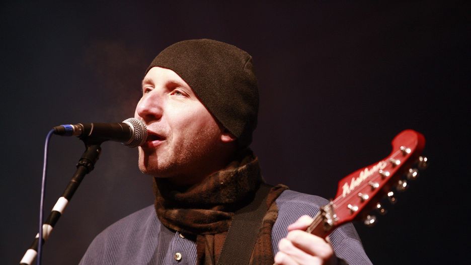 Lider Elektrycznych Gitar od lat łączy medycynę z muzyką. Ale jego życie prywatne to temat równie fascynujący. 