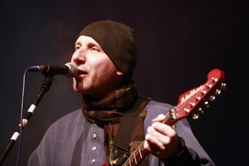 Muzyk, lekarz, ojciec 6 dzieci. Kuba Sienkiewicz od lat balansuje między sceną a szpitalem. Jego życie prywatne skrywa wiele niespodzianek