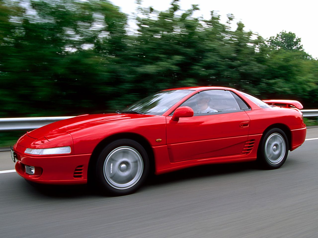 Mitsubishi 3000 GT zaprezentowane w 1990 roku było w swoim czasie prawdziwym dziełem sztuki inżynieryjnej. Technicznie mogło się równać z najbardziej zaawansowanymi modelami Porsche, choć pod względem komplikacji konstrukcji Japończycy w latach 90. i tak byli o krok przed amerykańskimi czy europejskimi biurami projektowymi. Samochód znany również jako Mitsubishi GTO ma duży, doładowany silnik, umieszczony z przodu, który napędza cztery koła w najlepszych wersjach. Częściej jednak spotkacie ten model pod nazwą Dodge Stealth z napędem na przód.