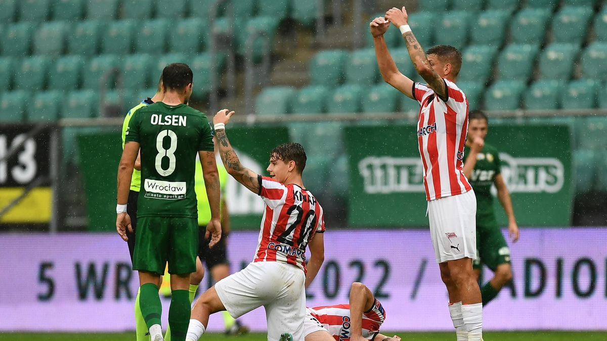 PAP / Maciej Kulczyński / Na zdjęciu: piłkarze Cracovii wzywają pomoc dla Kamila Pestki