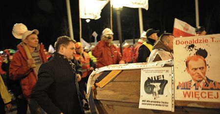 Podwyższenie wieku emerytalnego. Przynieśli trumnę przed Kancelarię Premiera