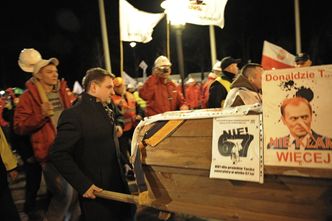 Podwyższenie wieku emerytalnego. Przynieśli trumnę przed Kancelarię Premiera