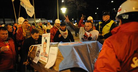 Protest związkowców w sprawie emerytur. Idą pod Sejm