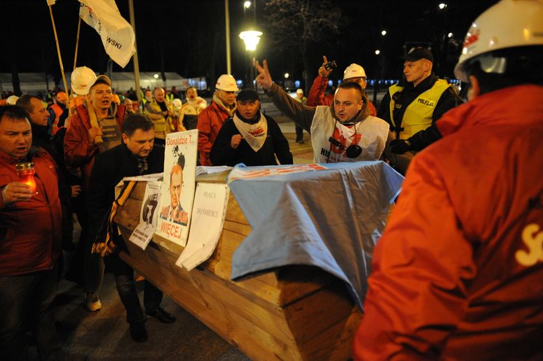 Protest związkowców w sprawie emerytur. Idą pod Sejm