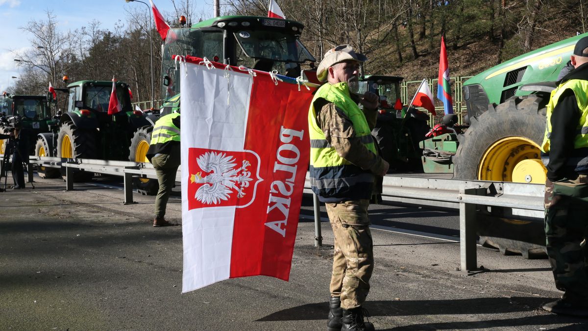 Świecko, 25.02.2024. Protest rolników � blokada dojazdu do terminalu odpraw celnych na polsko-niemieckiej granicy w Świecku, 25 bm. Powodem protestów rolników w całej Polsce jest m.in. niedawna decyzja Komisji Europejskiej o przedłużeniu bezcłowego handlu z Ukrainą do 2025 roku, a także sprzeciw wobec prowadzonej przez Unię Europejską polityce Zielonego Ładu. (ad) PAP/Lech Muszyński