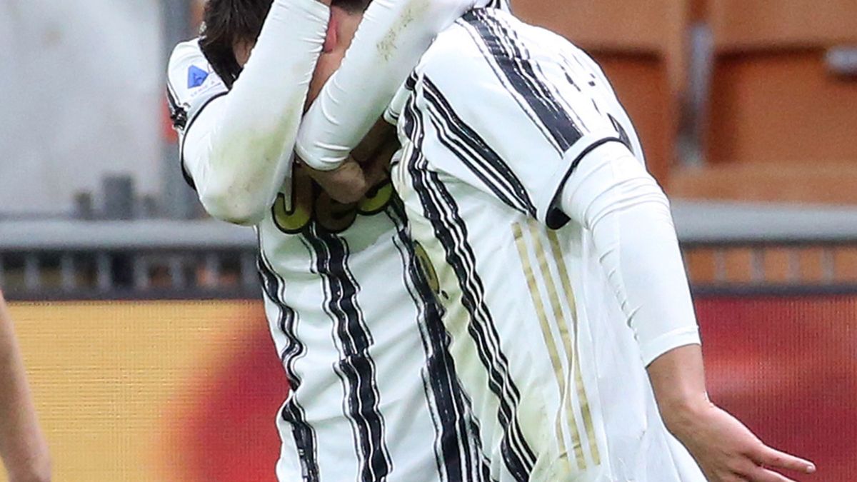 PAP/EPA / MATTEO BAZZI / Na zdjęciu: Federico Chiesa i Paolo Dybala cieszą się z gola