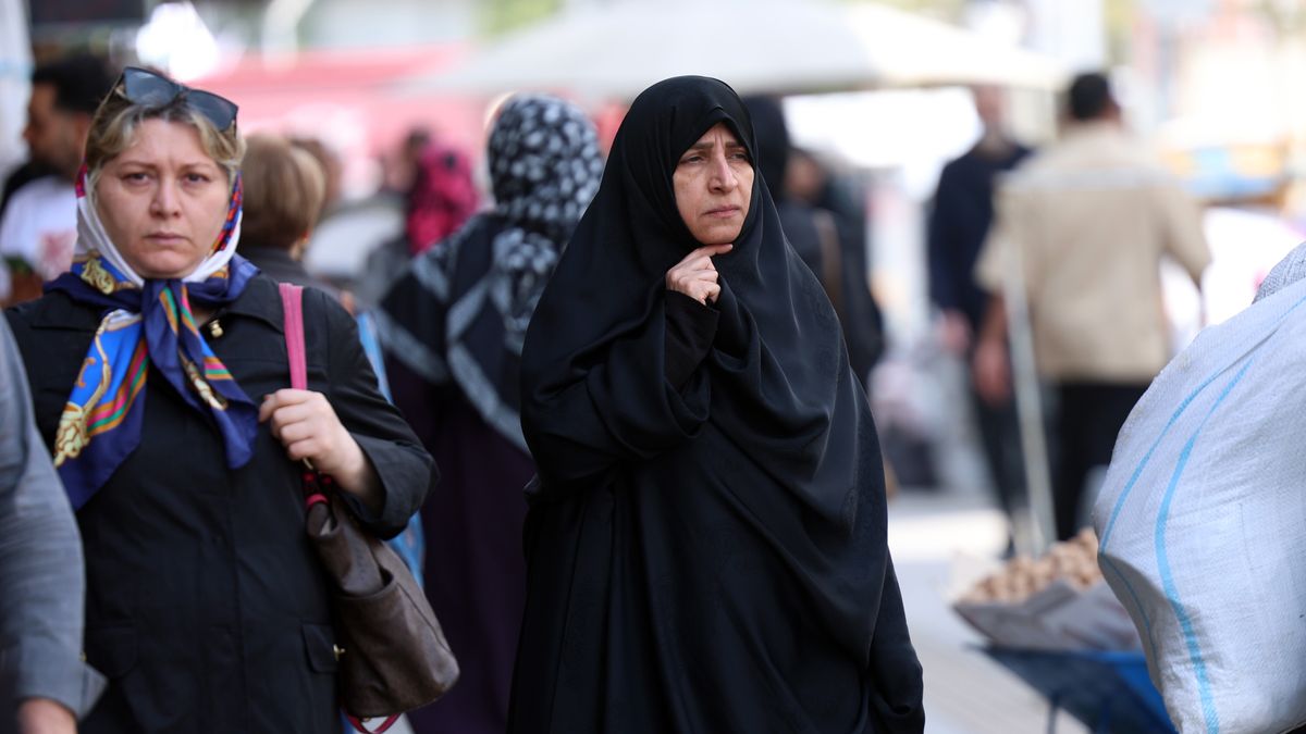Iranians walk in a street in Tehran, Iran, 21 April 2026. Tensions between Iran and the US over the Strait of Hormuz continue as Iran again closes the strait, while an Iranian Foreign Ministry spokesperson says Tehran has no plans yet to participate in talks with the US in Pakistan. EPA/ABEDIN TAHERKENAREH Dostawca: PAP/EPA.