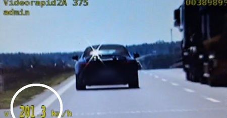 60-latek pędził ekspresówką ponad 200 km/h. Ta jazda będzie go słono kosztować