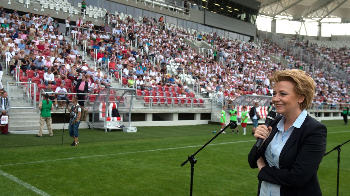 PAP / Grzegorz Michałowski / Na zdjęciu: prezydent Łodzi Hanna Zdanowska przemawiająca podczas otwarcia stadionu ŁKS-u