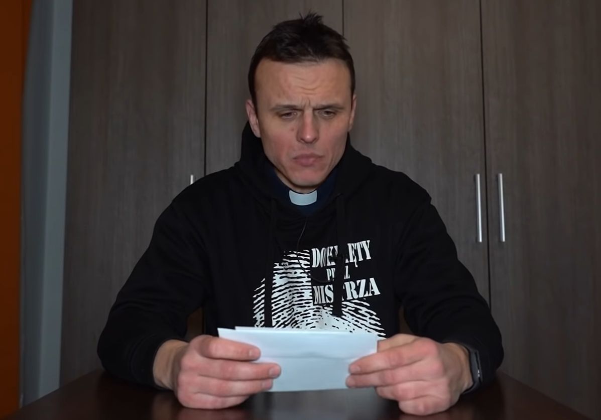 Ksiądz Rafał Główczyński zdradził, ile dostaje w kopertach, gdy chodzi po kolędzie 