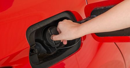 Tankują, potem płacz. Mechanik apeluje: tak zniszczysz silnik