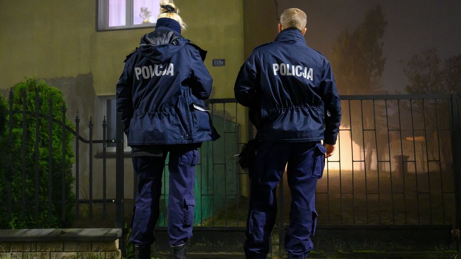 Puszczykowo, 18.11.2023. Policja pracuje w miejscu potrójnego zabójstwa w Puszczykowie, 18 bm. W jednym z budynków mieszkalnych znaleziono ciała 29-letniej kobiety i dwóch dziewczynek w wieku 1,5 i 4,5 lat. W związku ze sprawą zatrzymano 42-latka, ojca dzieci i męża kobiety. (jm) PAP/Jakub Kaczmarczyk ***Zdjęcie do depeszy PAP pt. Poznań/ Zwłoki kobiety i dwóch córek w mieszkaniu w Puszczykowie; zatrzymano męża kobiety***