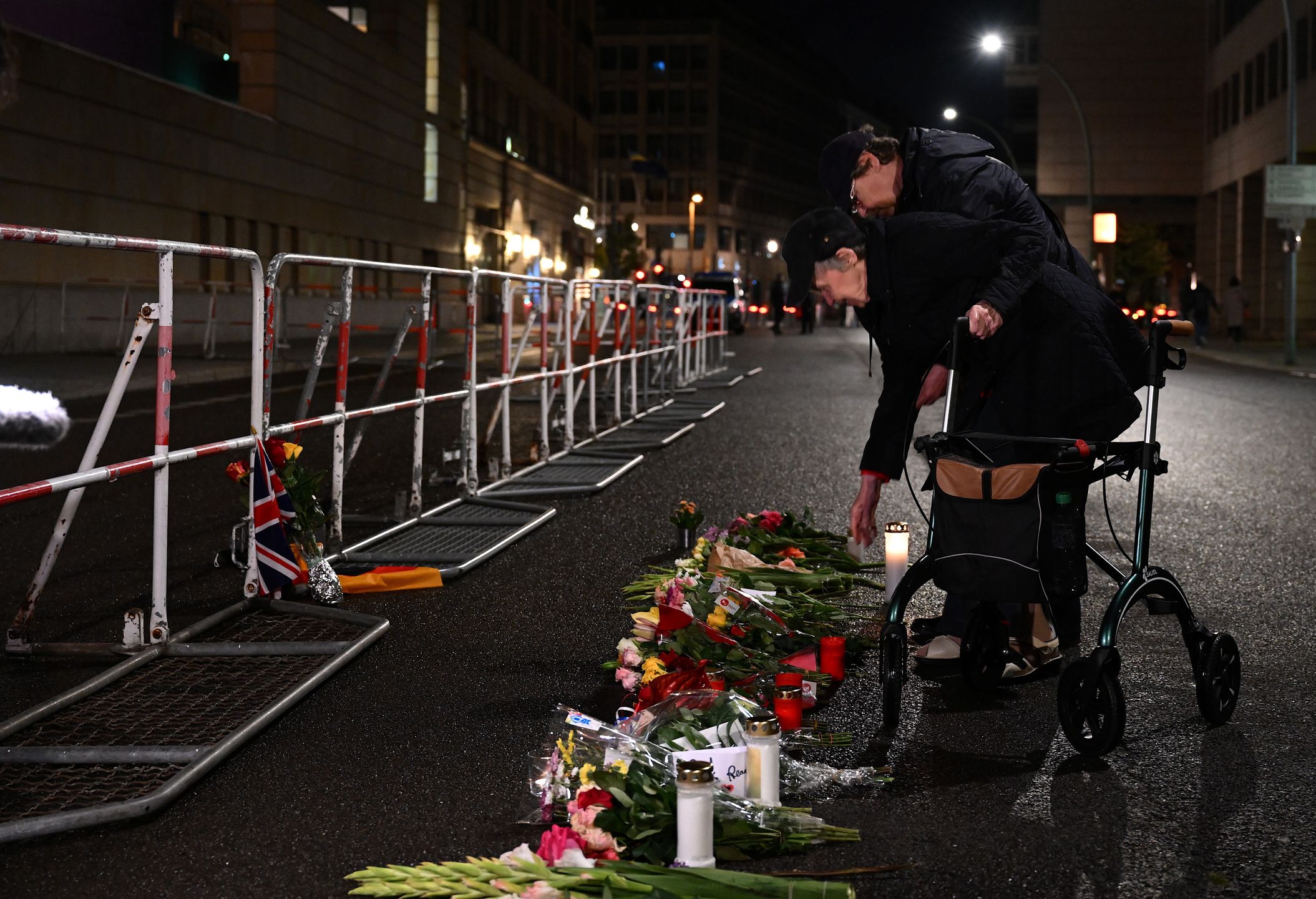 Mieszkańcy Berlina złożyli kwiaty pod brytyjską ambasadą 