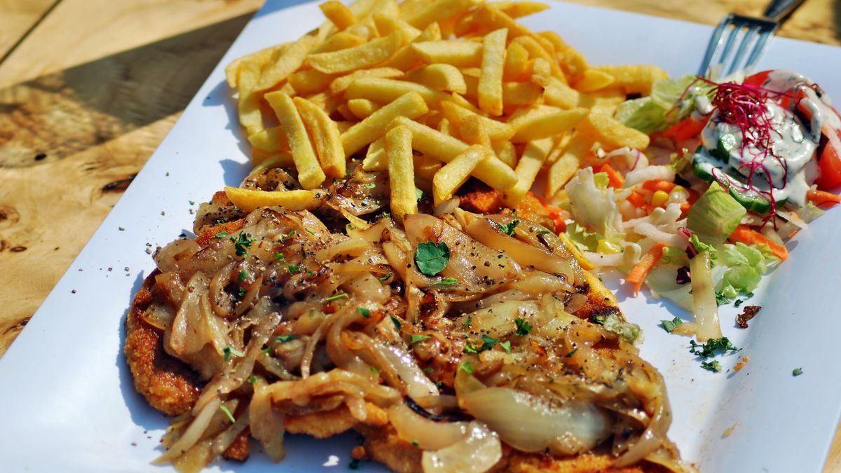 pommes, schnitzel, nahrung, fleisch, genuss, bikerschnitzel, verzehren, verdauen, gesundheit, ungesund, schlemmen, monsterportion, schnitzelkönig, beilage, kampfessen, vegetarisch, hunger, satt, schweinefleisch, panade, paniert, mächtig, restaurant, mahlzeit