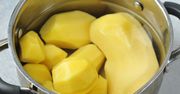 Wrzuć do gotujących się ziemniaków. Zdziwisz się, jak bardzo smaczniejsze będą