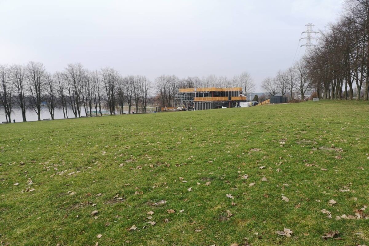 Budowa restauracji na polanie przy Zalewie Zemborzyckim