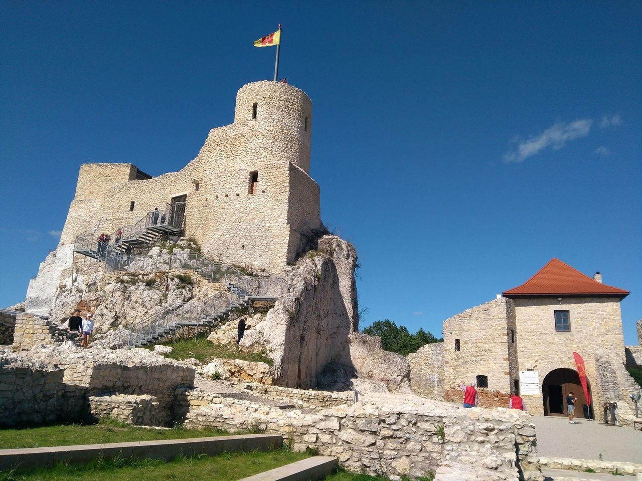Zamek Rabsztyn - warownia na Szlaku Orlich Gniazd to świetna propozycja nie tylko na weekend. Odkryj tajemnice Kruczej Skały