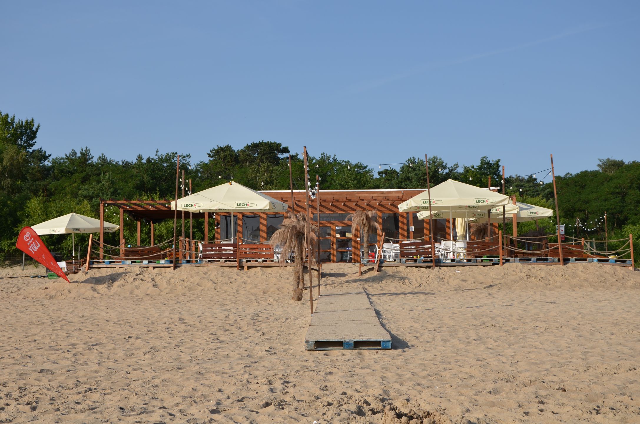 Przed dziewiątą bary na plaży są jeszcze nieczynne
