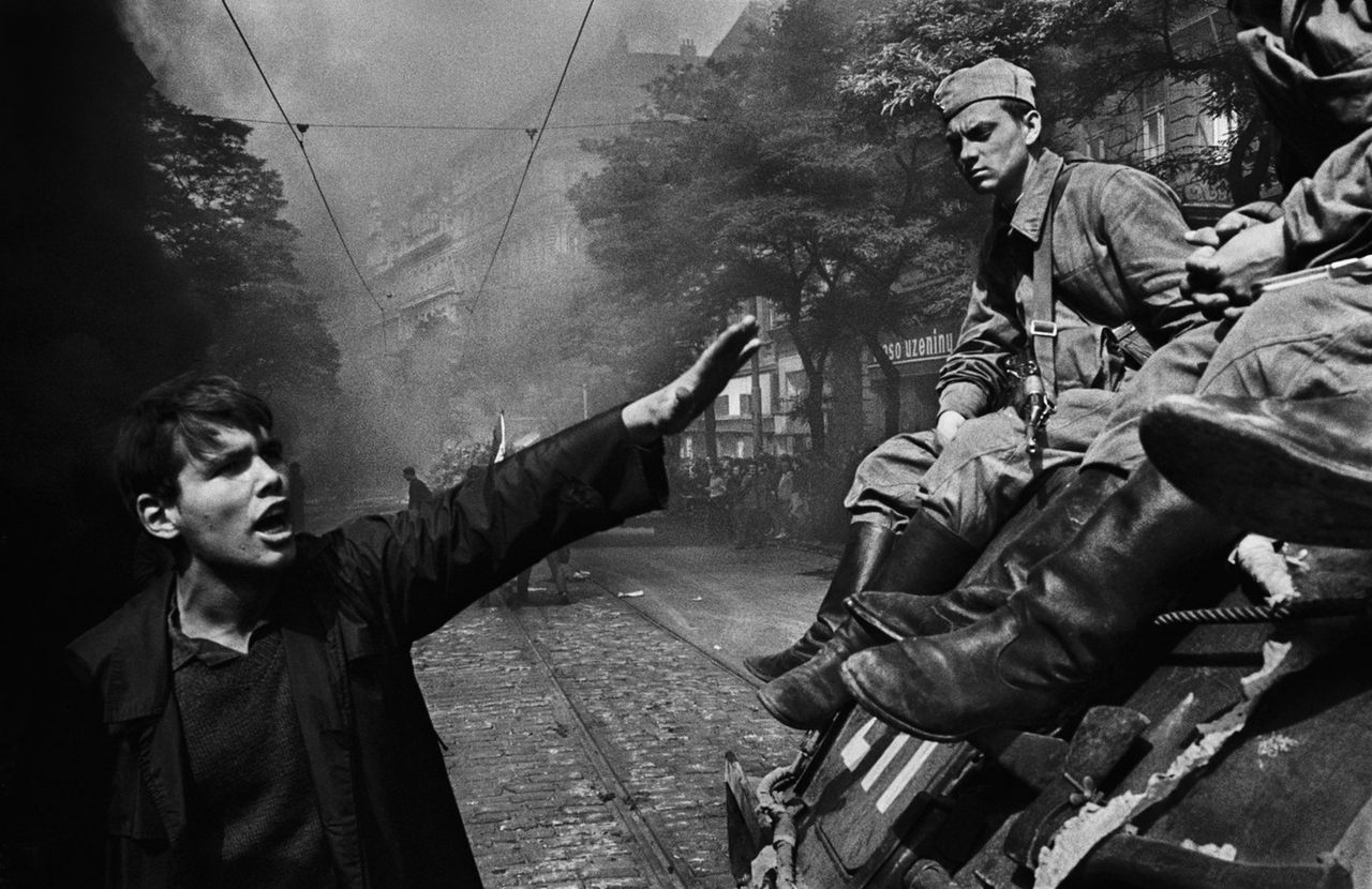 Inwazja wojsk Układu Warszawskiego. Przed główną siedzibą radia. Praga, Czechosłowacja. Sierpień 1968 r.