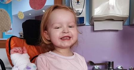 Coraz więcej przypadków tajemniczej choroby u dzieci. 3-letnia dziewczynka musiała przejść przeszczep wątroby