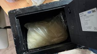 Gostyń: Sejf pod podłogą. Kobieta odpowie za posiadanie narkotyków