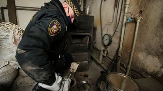 Mogą przyjść bez zapowiedzi i sprawdzić, czym palimy. Ruszyły kontrole