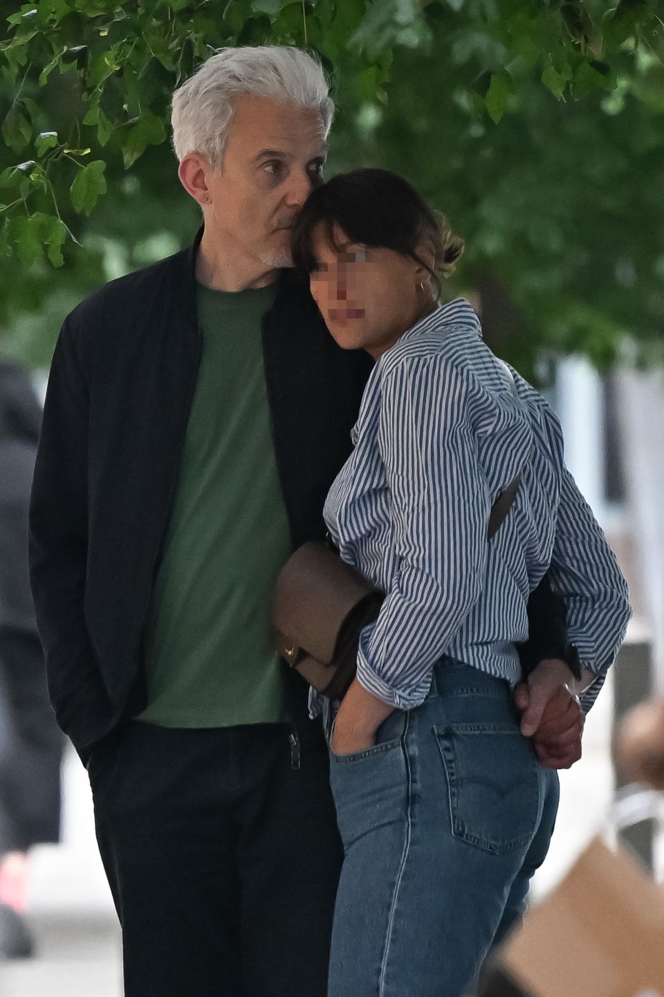 Hubert Urbański spaceruje po Warszawie