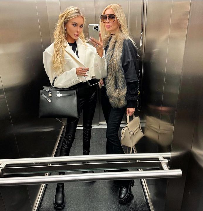 Julia Dybowska pokazała zdjęcia z mamą i torebką Chanel