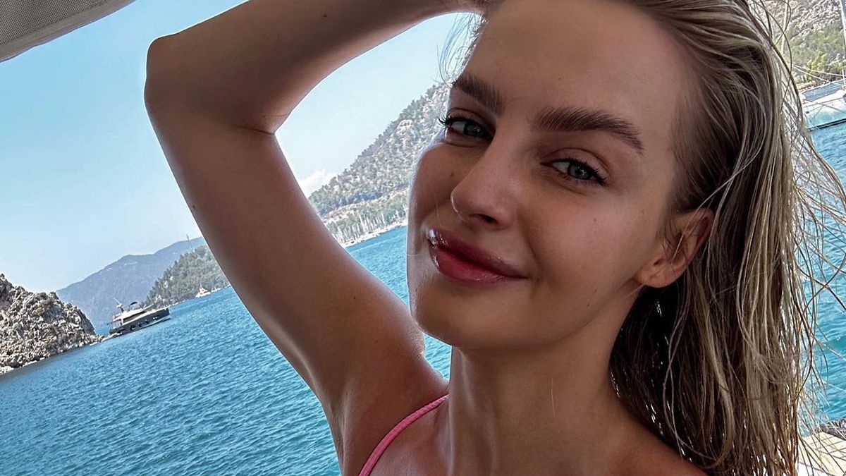 Karolina Pisarek zachwyca różowym bikini