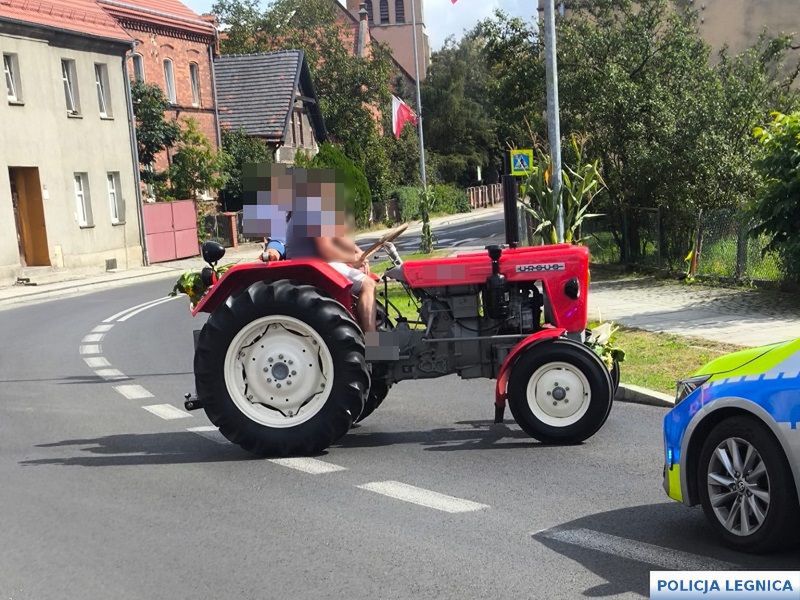 Legnica: Miał sądowy zakaz kierowania, mimo to wiózł dzieci ciągnikiem