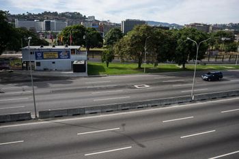 Caracas jak miasto widmo. Puste ulice i zamknięte sklepy po nocnych bombardowaniach