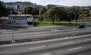 Caracas jak miasto widmo. Puste ulice i zamknięte sklepy po nocnych bombardowaniach