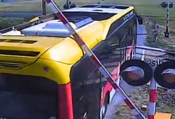 Myślał, że zaoszczędzi czas. Utknął na przejeździe kolejowym