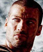 Andy Whitfield oddaje "Spartakusa" Liamowi McIntyre