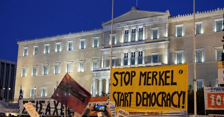 Pomoc dla Grecji. W Atenach głosowanie w sprawie reform, a na ulicach demonstracja