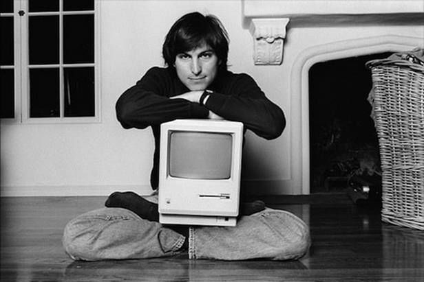 Steve Jobs z Macintoshem (Fot. Mac-Attender.com)