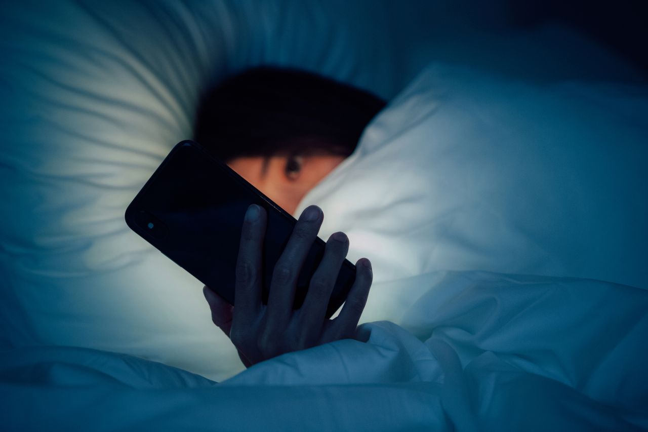 Spanie w łóżku z telefonem nie jest najlepszym pomysłem
