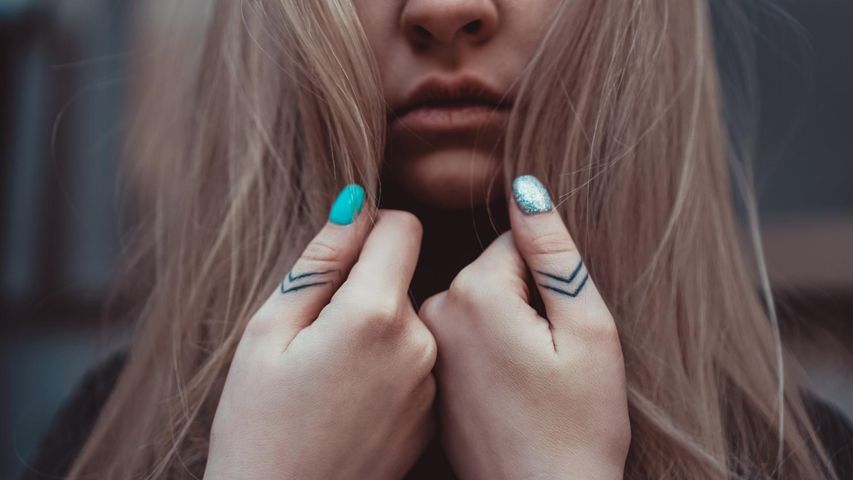 Tatuaż na palcu to ozdoba, która zastępuje biżuterię.