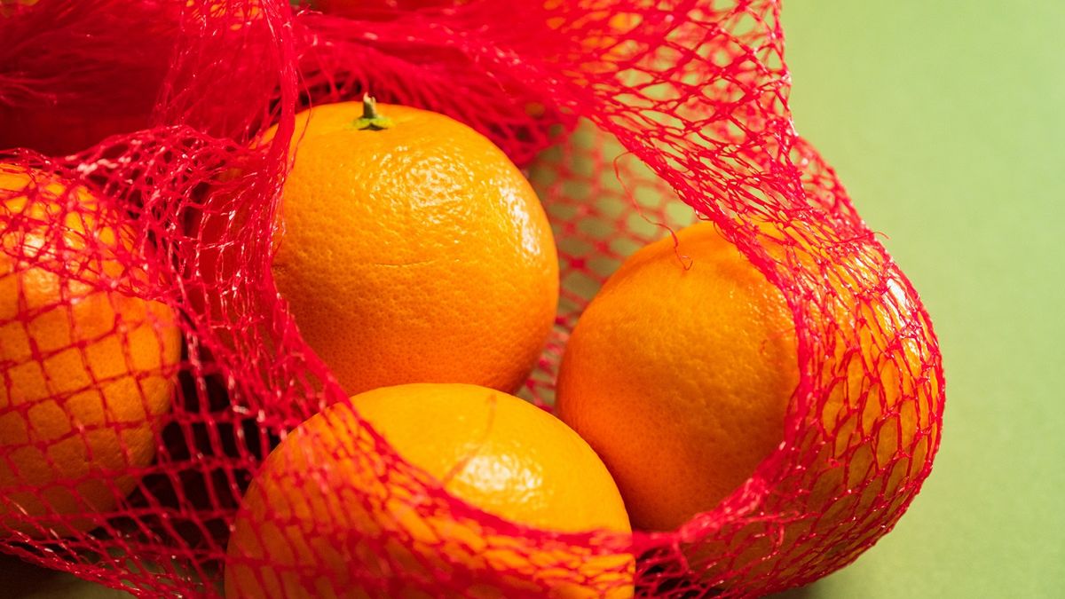 Wiesz, dlaczego  pomarańcze sprzedawane są w czerwonych siatkach