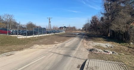 Asfalt bez chodnika i oświetlenia zamienił ul. Wróbla w zagrożenie dla mieszańców. Miasto reaguje po naszej interwencji