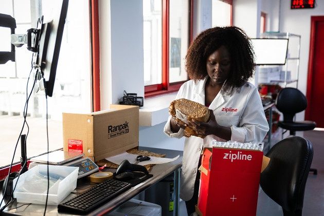 UPS dron Ghana paczka