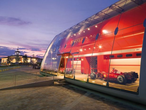 Sklep Ferrari - architektura 3 P - prędkości, pędu, płynności 5