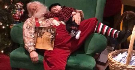 Urocze zdjęcia chłopca ucinającego sobie drzemkę wspólnie ze Świętym Mikołajem