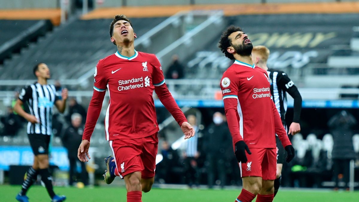 PAP/EPA / Peter Powell / POOL / Na zdjęciu: Roberto Firmino (z lewej) i Mohamed Salah