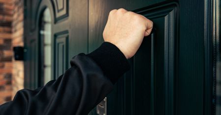 Nachodzą domy Polaków. Nie wpuszczaj ich do środka