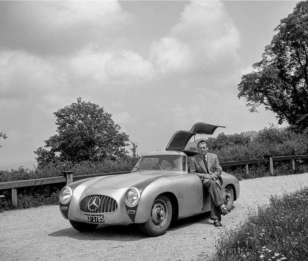 Rudolf Uhlenhaut i pierwszy Mercedes 300 SL W194. Opływowe nadwozie zaprojektowane przez Friedricha Geigera wyróżniał współczynnik oporu powietrza wynoszący zaledwie Cx=0,25, natomiast cały pojazd ważył ok. 1000 kg.