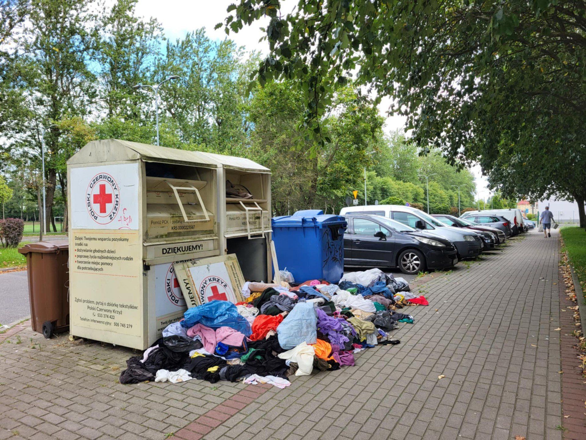 Wokół pojemników na używaną odzież często panuje bałagan.