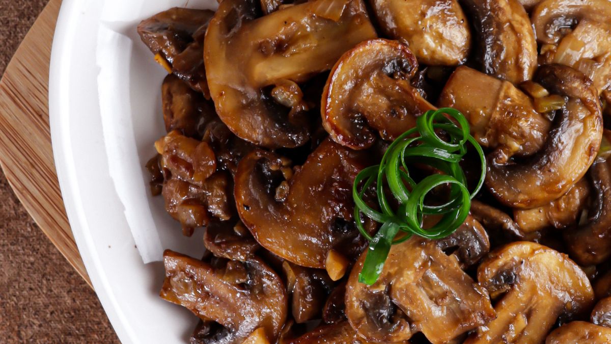 Smażone pieczarki mogą być pełne smaku. Wystarczą odpowiednie dodatki