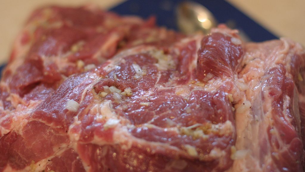 Surowa peklowana łopatka wieprzowa (mięso i tłuszcz)